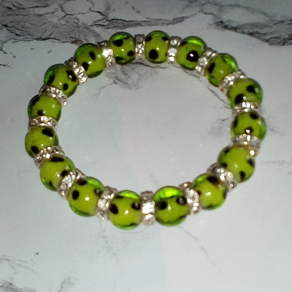 Green Lamp Work Glass bead Stretch Bracelet - Picture 4 of 4